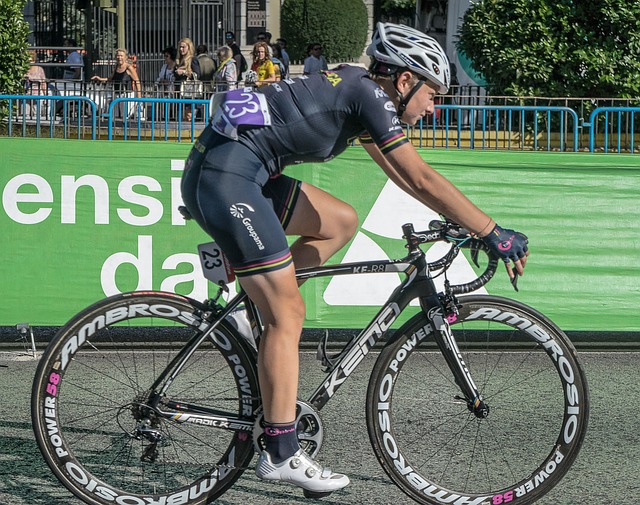 cyklista preteká.jpg