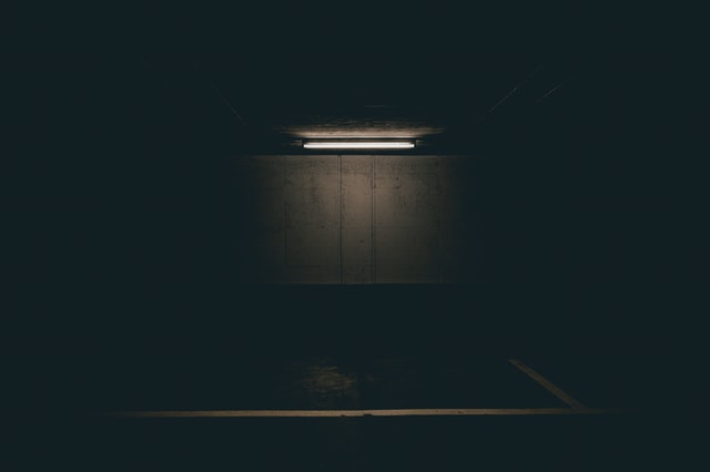 Svietiace svetlo v čiernej a tmavej miestnosti.jpg